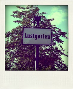 A board with "Lustgarten", Berlin * Author: Valentin Dietrich * Date: August 13, 2004 * Licence: Creative Commons Attribution ShareAlike Licence Version 2.0 (cc-by-sa-2.0) '''de