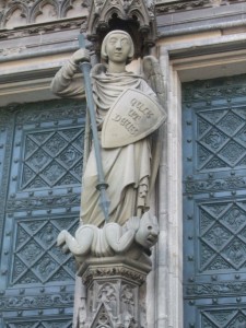 Einer meiner Bodyguards (große Statue) und ich!!!