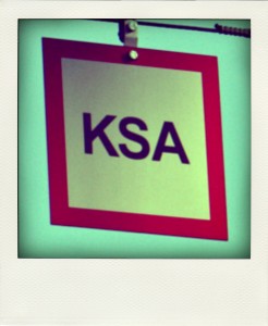 {Information |Description={{en|1=German tram sign - Beginn der Kurvenschmieranlage}} {{de|1=Straßenbahnsignal in Deutschland: Beginn der Kurvenschmieranlage}} |Source={{own}} |Author=PaulT |Date=2010-09-10 |Permission= |other_versions= }}